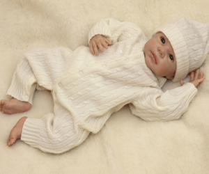 Зимняя коллекция Косичка для новорожденного из итальянской 100% шерсти мериноса:комбинезон,кофточка, штанишки, шапочки, рукавички, пинетки